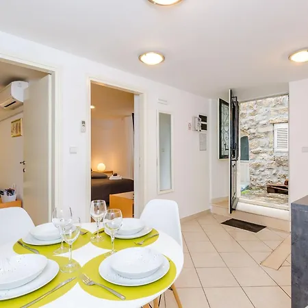 Domix - Two Bedroom Lägenhet *